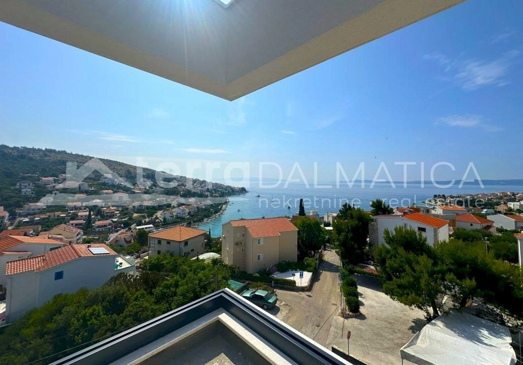 Umgebung von Trogir, Ciovo, geräumiges Penthouse mit Blick auf den Split-Archipel