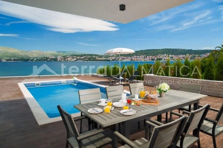 Umgebung von Trogir, malerische Luxusvilla mit Innen- und Außenpool, zweite Reihe zum Meer