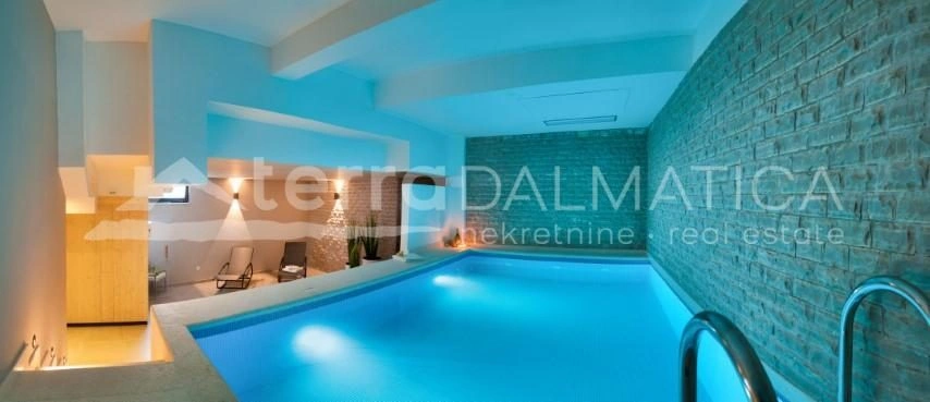 Umgebung von Trogir, malerische Luxusvilla mit Innen- und Außenpool, zweite Reihe zum Meer