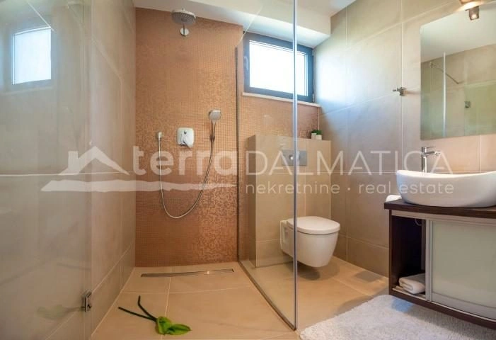 Umgebung von Trogir, malerische Luxusvilla mit Innen- und Außenpool, zweite Reihe zum Meer