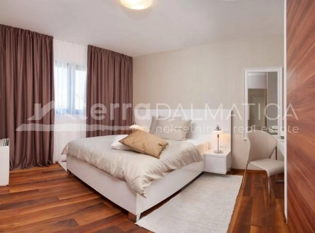 Umgebung von Trogir, malerische Luxusvilla mit Innen- und Außenpool, zweite Reihe zum Meer