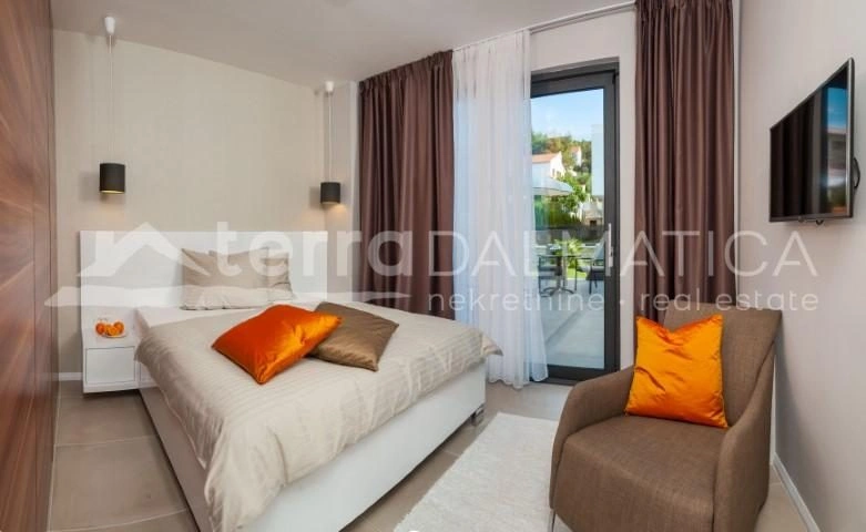 Umgebung von Trogir, malerische Luxusvilla mit Innen- und Außenpool, zweite Reihe zum Meer