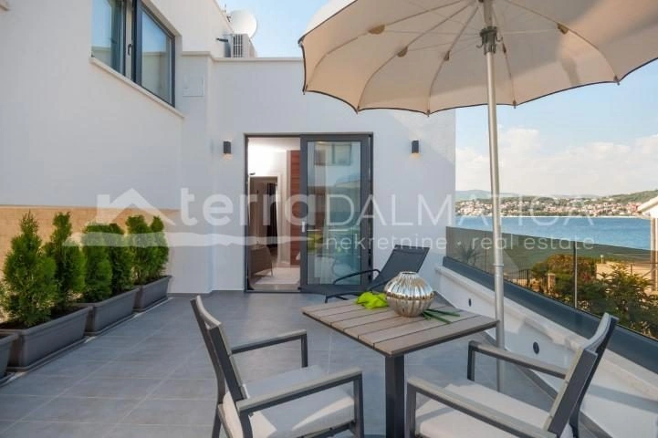 Umgebung von Trogir, malerische Luxusvilla mit Innen- und Außenpool, zweite Reihe zum Meer