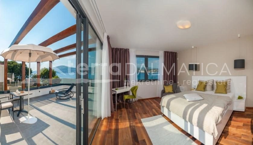 Umgebung von Trogir, malerische Luxusvilla mit Innen- und Außenpool, zweite Reihe zum Meer