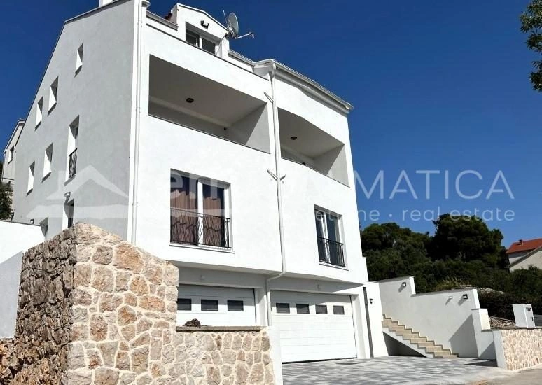 Tisno novogradnja, trosobni apartman s garažom u drugom redu od mora