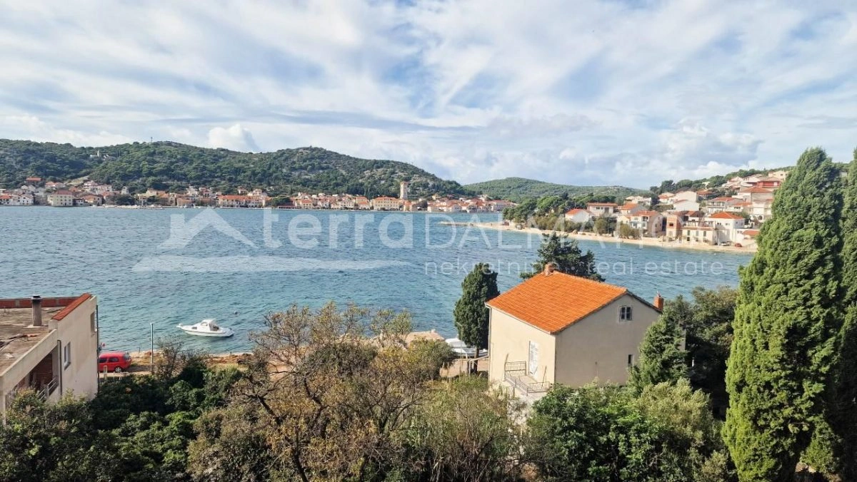 Tisno Neubau, Dreizimmerwohnung mit Garage in zweiter Reihe vom Meer entfernt