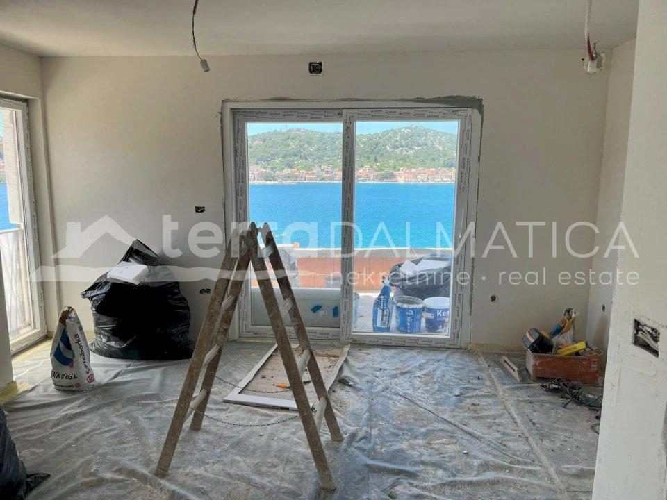 Tisno Neubau, Dreizimmerwohnung mit Garage in zweiter Reihe vom Meer entfernt