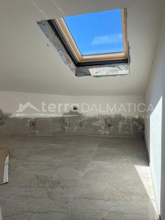 Tisno Neubau, Dreizimmerwohnung mit Garage in zweiter Reihe vom Meer entfernt