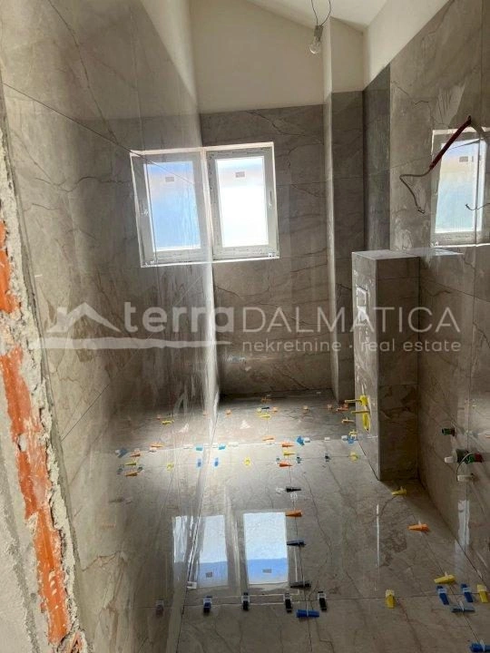 Tisno Neubau, Dreizimmerwohnung mit Garage in zweiter Reihe vom Meer entfernt