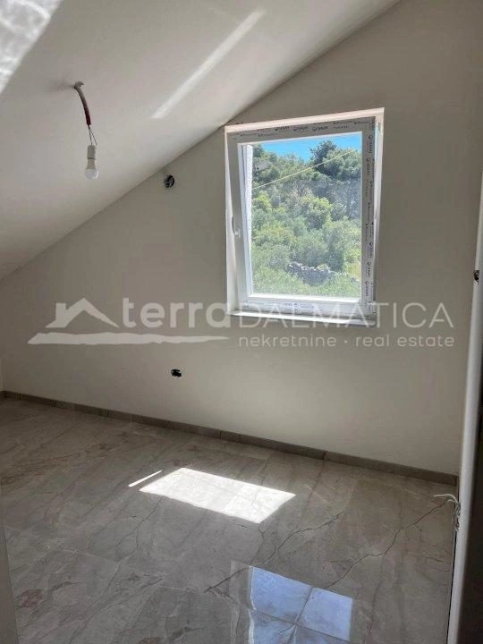 Tisno Neubau, Dreizimmerwohnung mit Garage in zweiter Reihe vom Meer entfernt