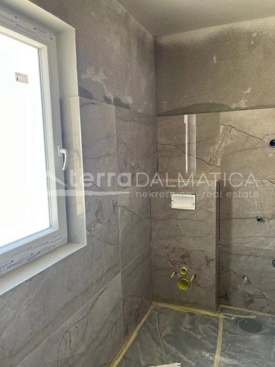 Tisno Neubau, Dreizimmerwohnung mit Garage in zweiter Reihe vom Meer entfernt