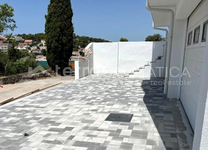 Tisno Neubau, Dreizimmerwohnung mit Garage in zweiter Reihe vom Meer entfernt