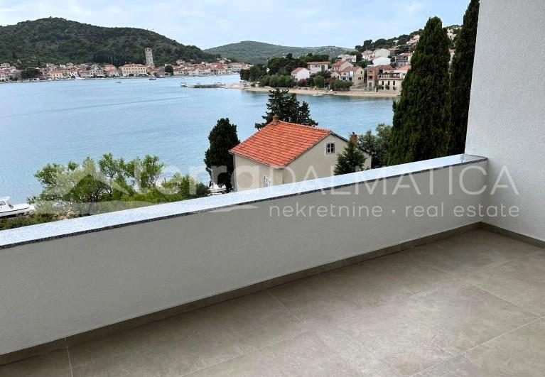 Tisno Neubau, Dreizimmerwohnung mit Garage in zweiter Reihe vom Meer entfernt