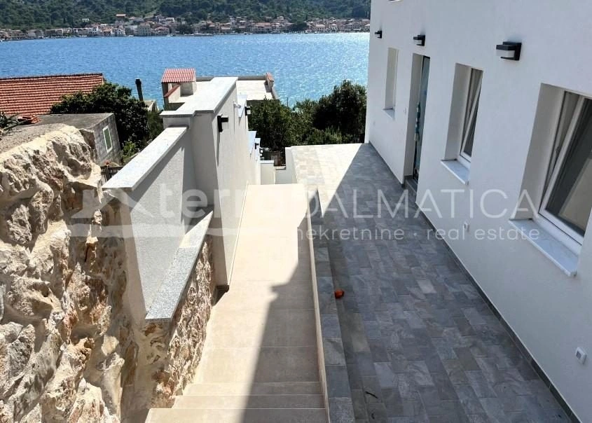 Tisno Neubau, Dreizimmerwohnung mit Garage in zweiter Reihe vom Meer entfernt