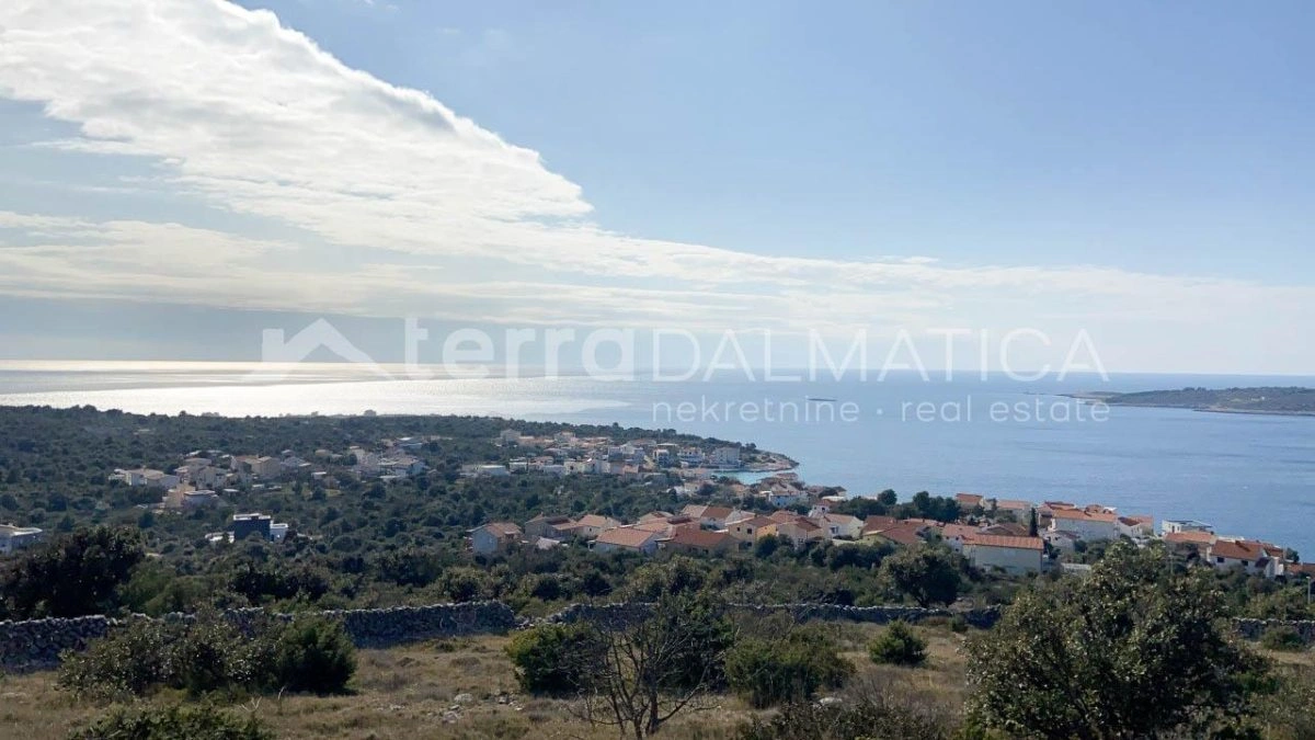 Okolica Rogoznice, zazidljivo zemljišče s pogledom na Šolto