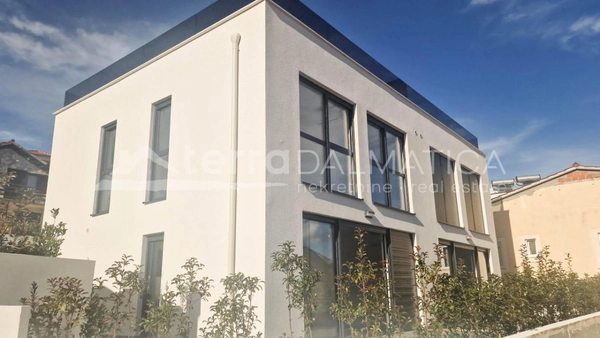 Tisno, moderne zweistöckige Wohnung in einem Neubau mit Dachterrasse