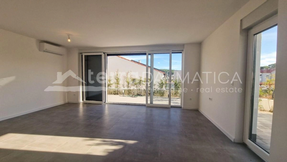 Tisno, moderne zweistöckige Wohnung in einem Neubau mit Dachterrasse