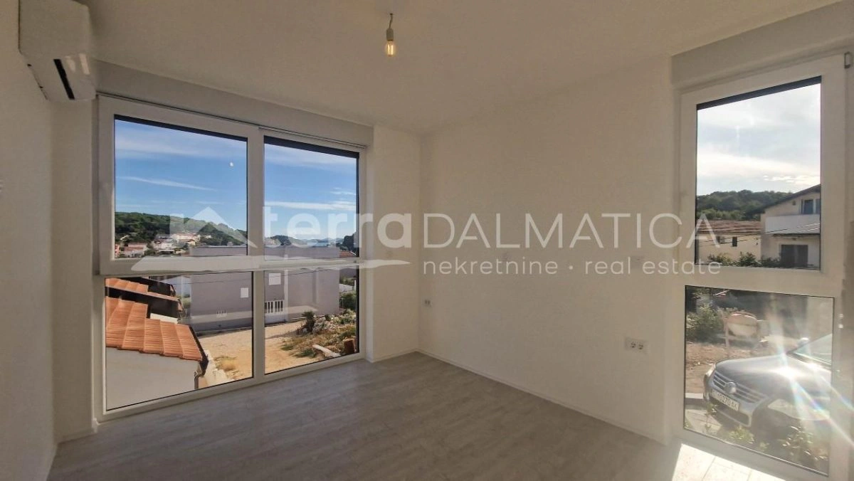 Tisno, moderne zweistöckige Wohnung in einem Neubau mit Dachterrasse