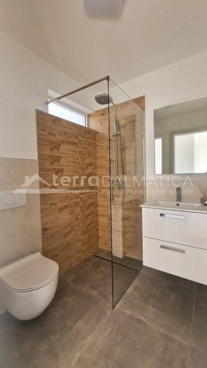 Tisno, moderne zweistöckige Wohnung in einem Neubau mit Dachterrasse