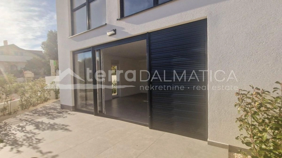 Tisno, moderne zweistöckige Wohnung in einem Neubau mit Dachterrasse