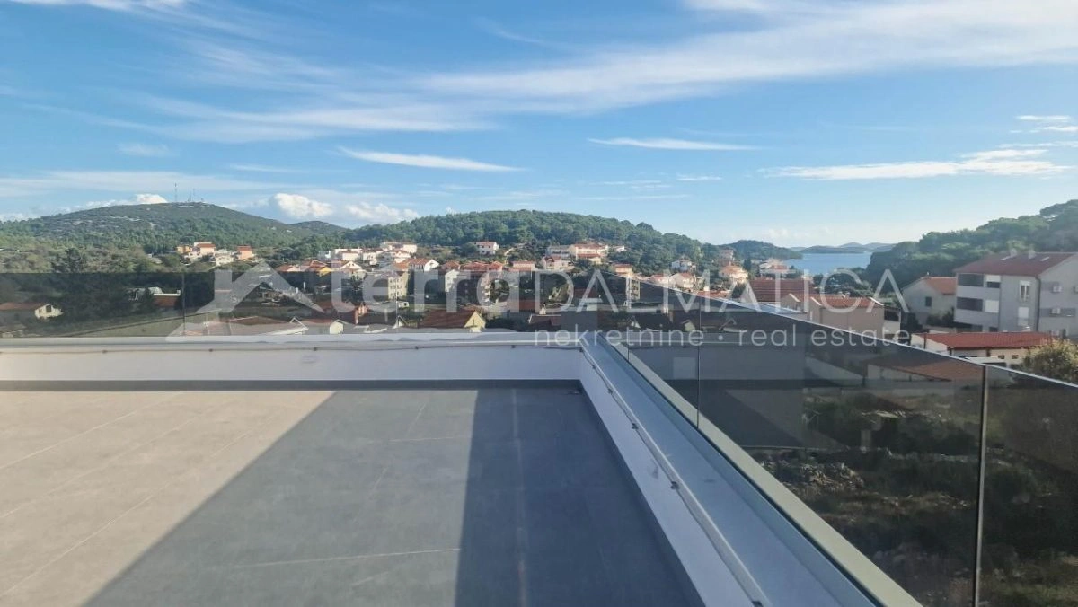 Tisno, moderne zweistöckige Wohnung in einem Neubau mit Dachterrasse