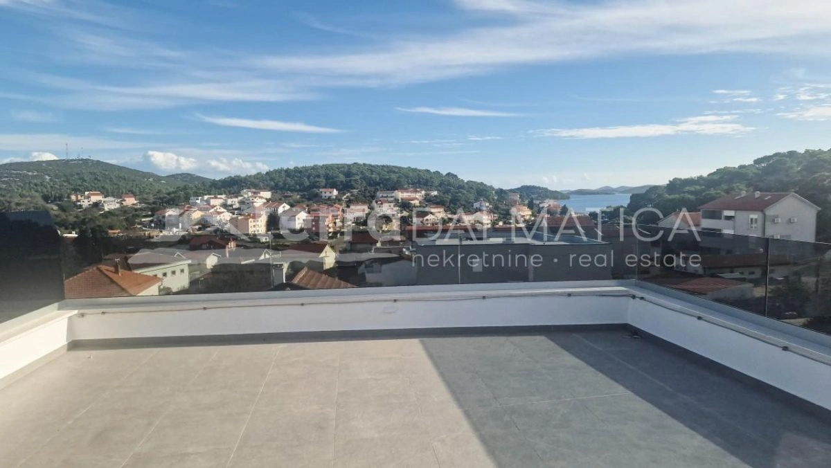 Tisno, moderne zweistöckige Wohnung in einem Neubau mit Dachterrasse
