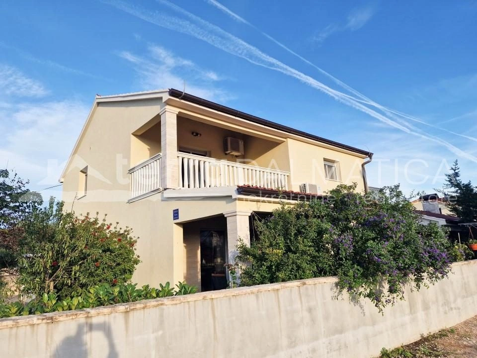 Vodice, schönes Familienhaus mit drei Wohnungen und einem gepflegten Garten