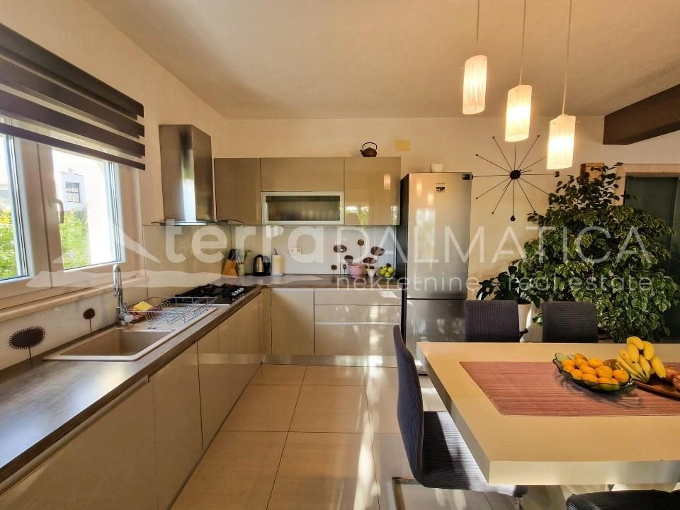 Vodice, schönes Familienhaus mit drei Wohnungen und einem gepflegten Garten