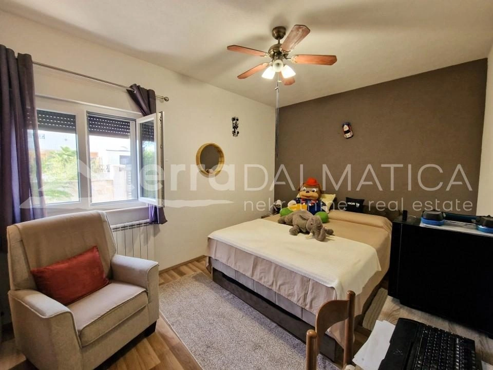 Vodice, schönes Familienhaus mit drei Wohnungen und einem gepflegten Garten