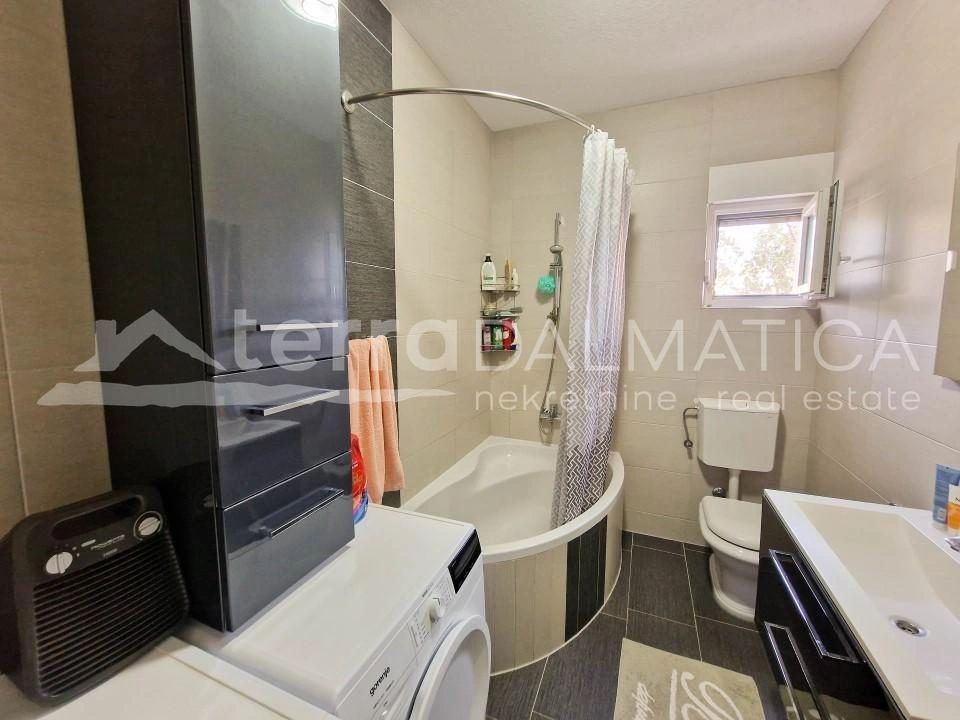 Vodice, schönes Familienhaus mit drei Wohnungen und einem gepflegten Garten