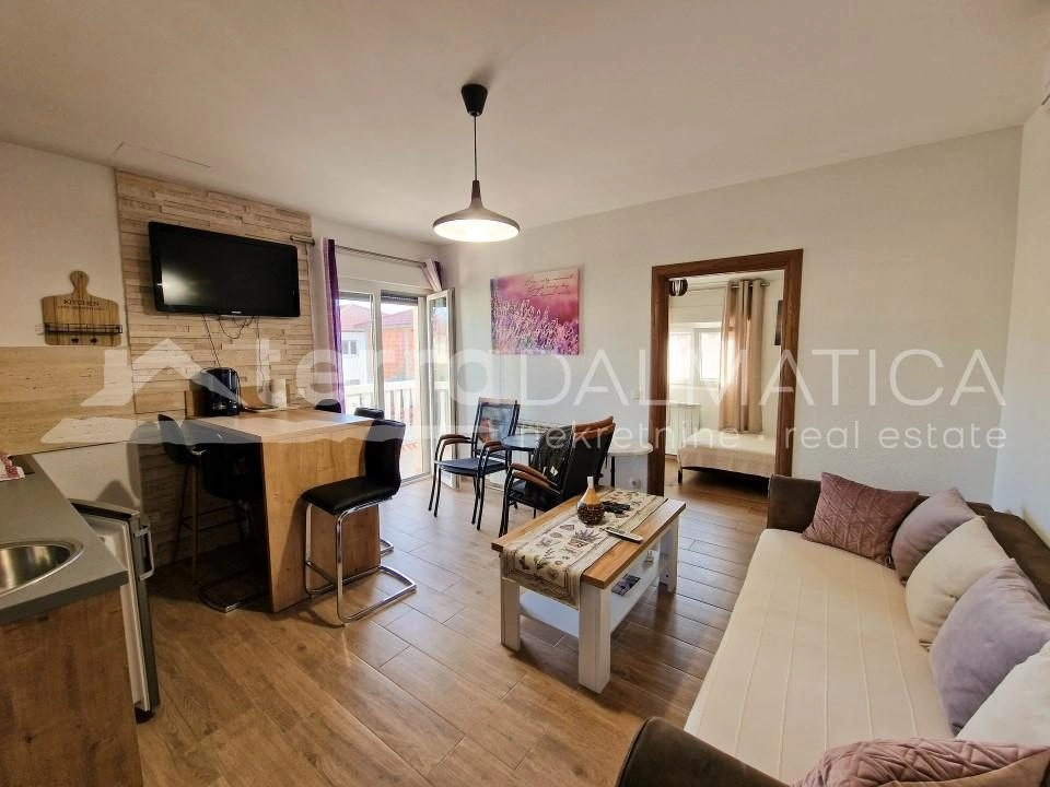 Vodice, schönes Familienhaus mit drei Wohnungen und einem gepflegten Garten