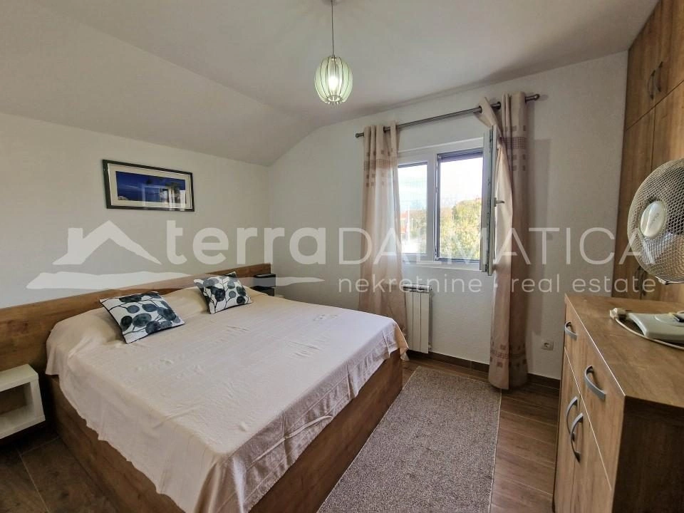 Vodice, schönes Familienhaus mit drei Wohnungen und einem gepflegten Garten