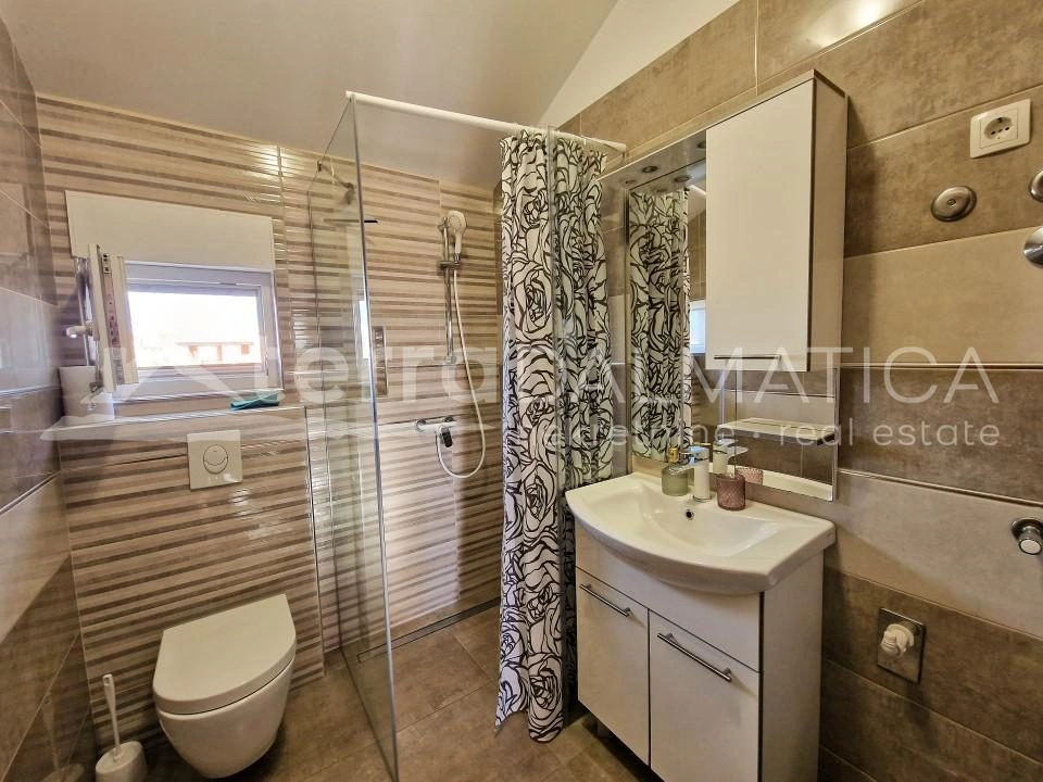 Vodice, schönes Familienhaus mit drei Wohnungen und einem gepflegten Garten