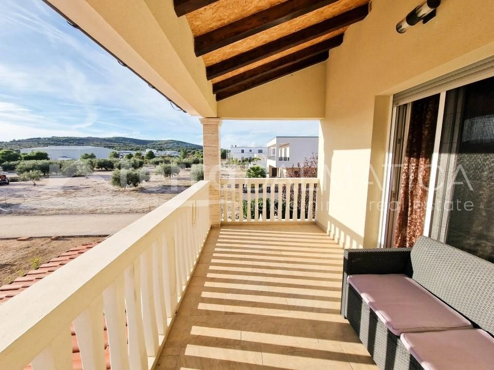 Vodice, schönes Familienhaus mit drei Wohnungen und einem gepflegten Garten