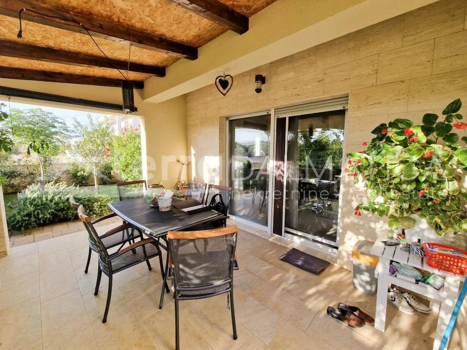 Vodice, schönes Familienhaus mit drei Wohnungen und einem gepflegten Garten