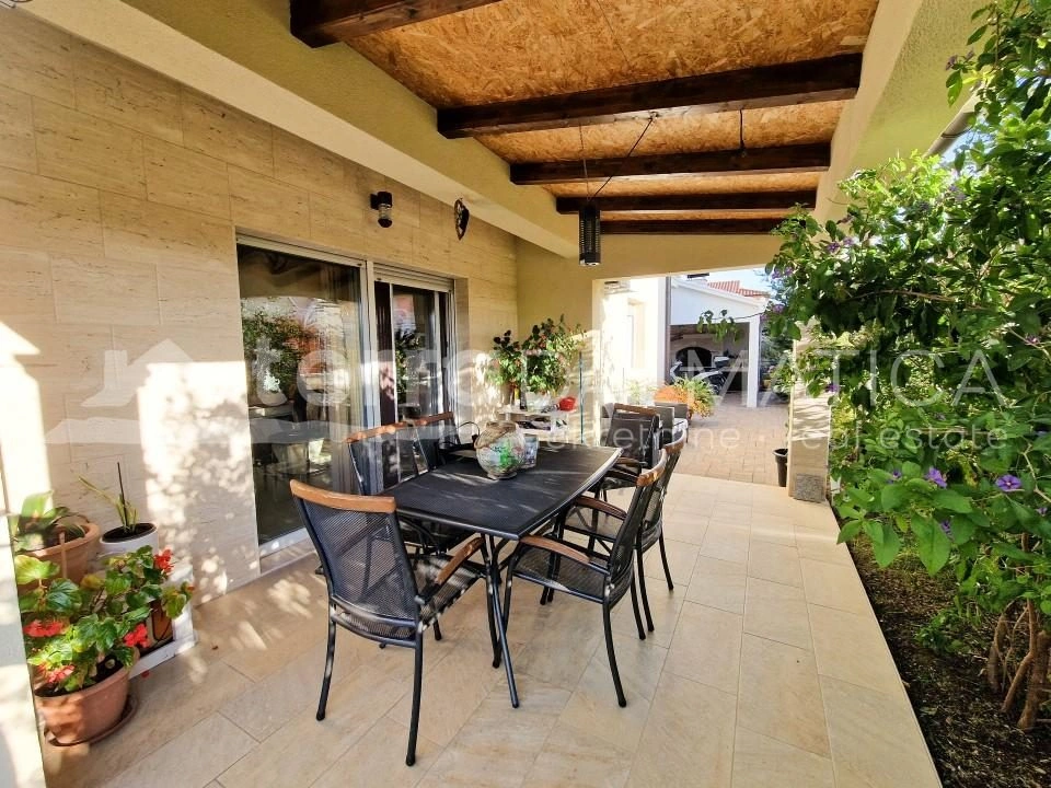 Vodice, schönes Familienhaus mit drei Wohnungen und einem gepflegten Garten