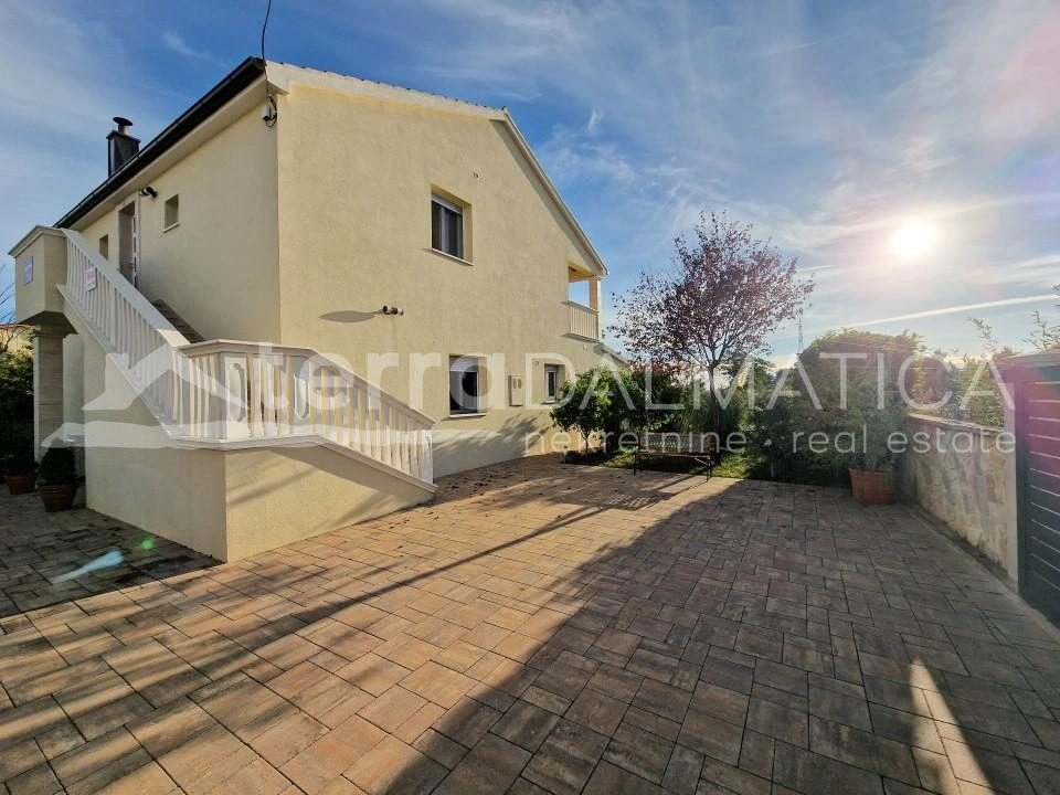 Vodice, schönes Familienhaus mit drei Wohnungen und einem gepflegten Garten