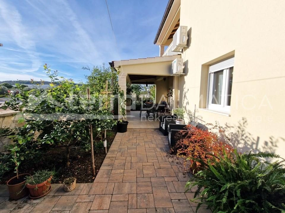 Vodice, schönes Familienhaus mit drei Wohnungen und einem gepflegten Garten