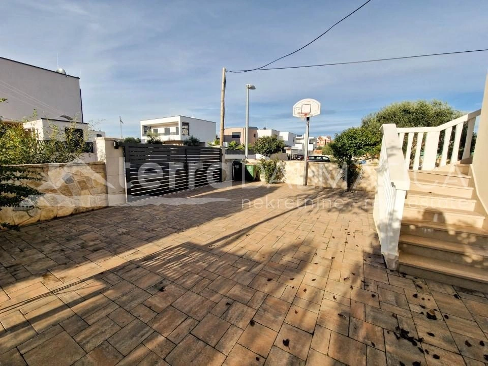 Vodice, schönes Familienhaus mit drei Wohnungen und einem gepflegten Garten