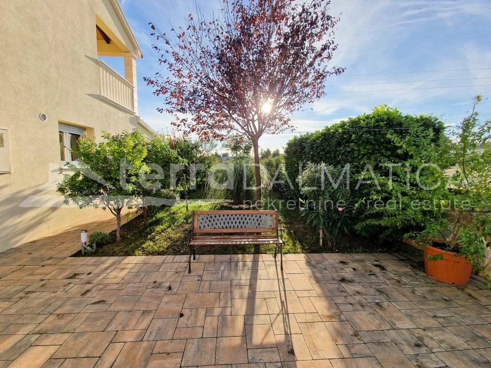 Vodice, schönes Familienhaus mit drei Wohnungen und einem gepflegten Garten