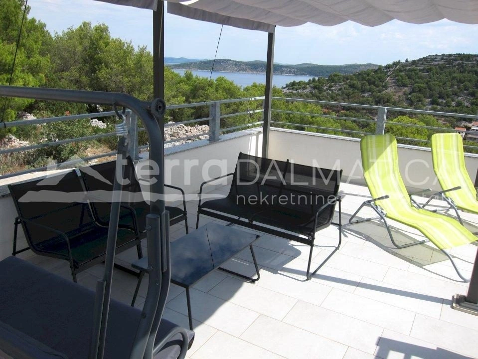 Zirje, ein schönes Haus mit Blick auf das Meer