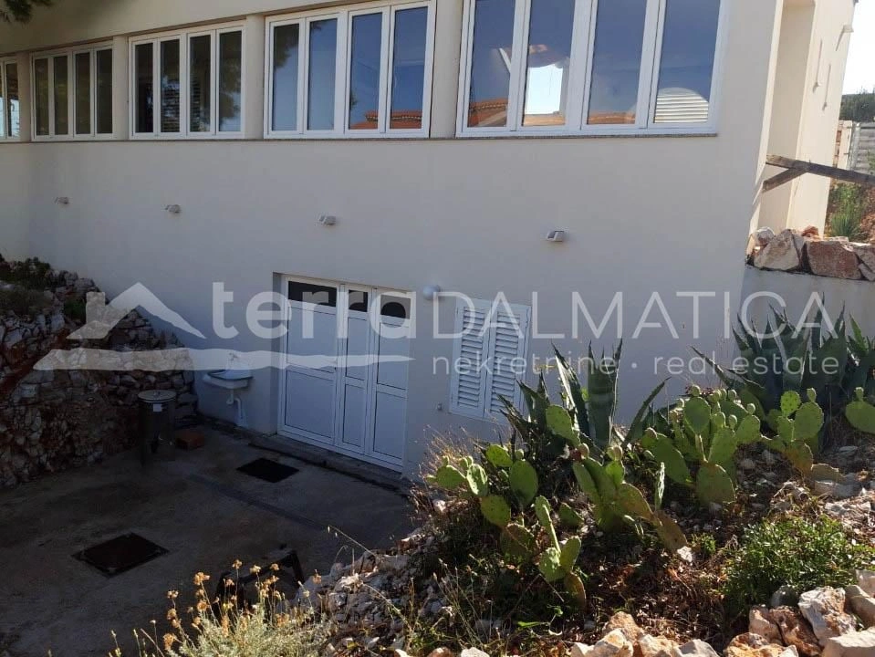 Zirje, ein schönes Haus mit Blick auf das Meer