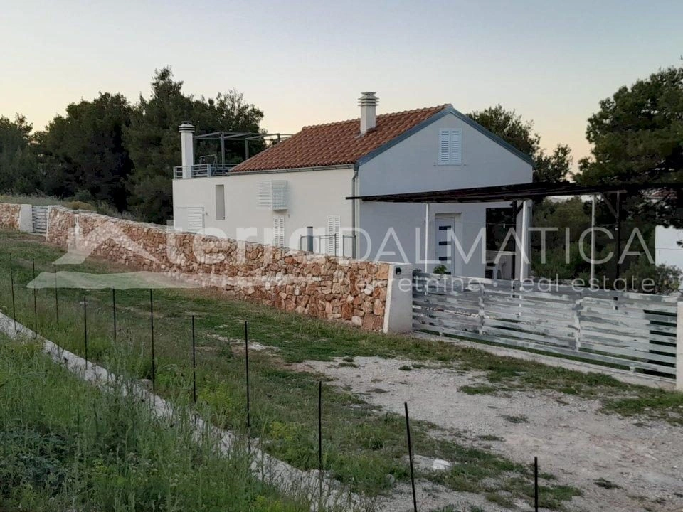 Zirje, ein schönes Haus mit Blick auf das Meer
