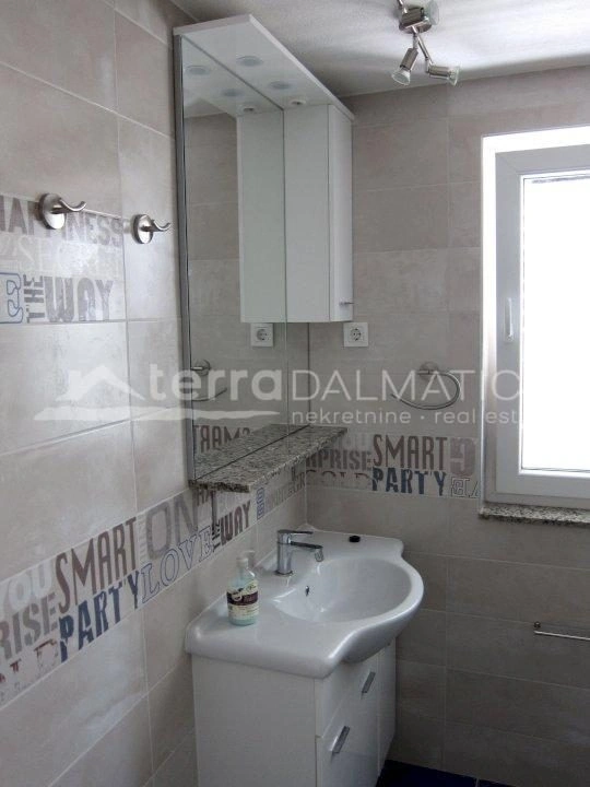 Zirje, ein schönes Haus mit Blick auf das Meer