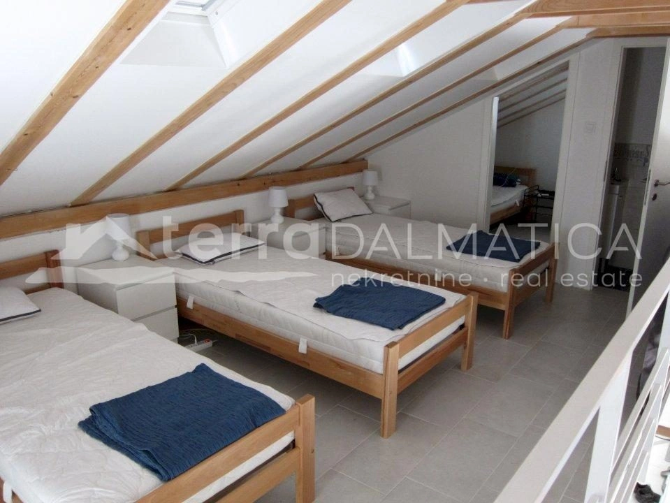 Zirje, ein schönes Haus mit Blick auf das Meer