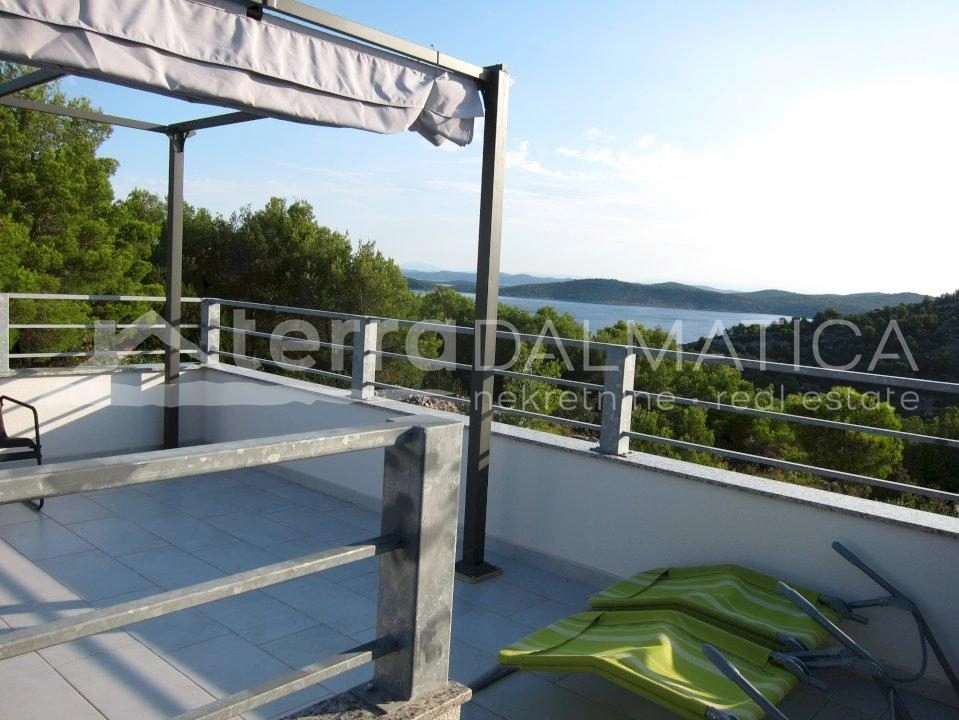 Zirje, ein schönes Haus mit Blick auf das Meer