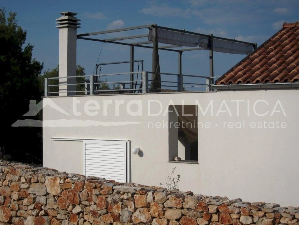 Zirje, ein schönes Haus mit Blick auf das Meer