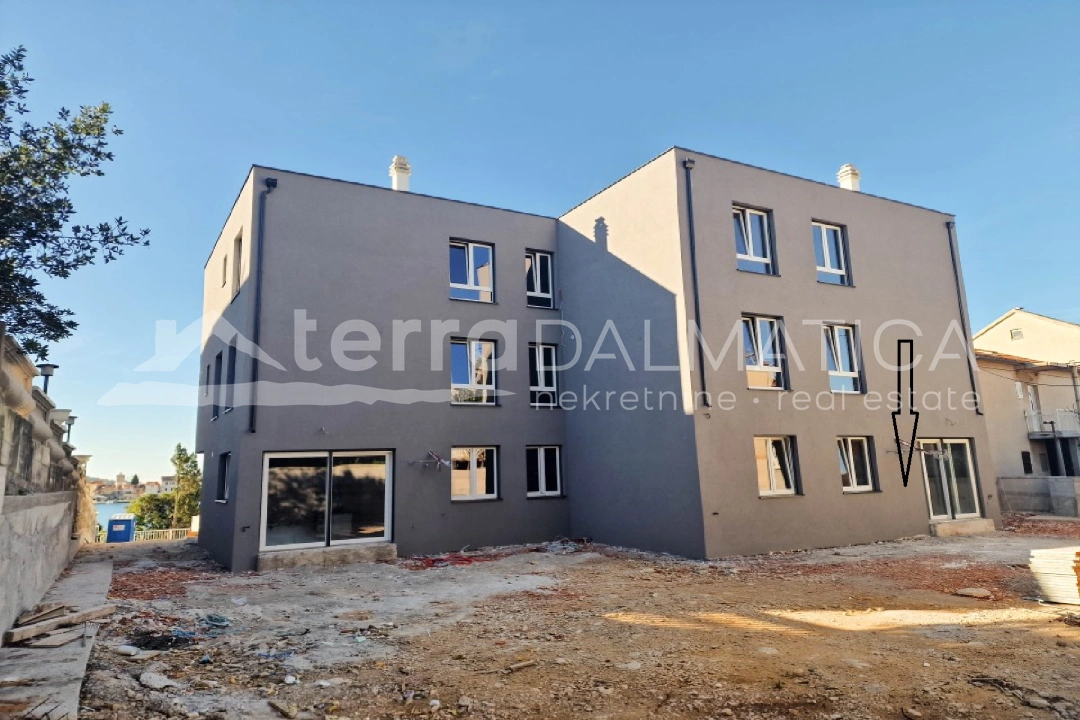 Brodarica, Apartment mit zwei Schlafzimmern und Garten in toller Lage