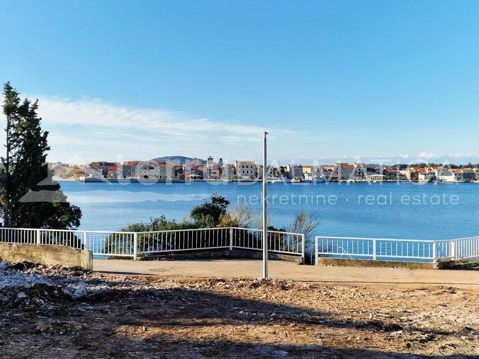 Brodarica, Apartment mit zwei Schlafzimmern und Garten in toller Lage