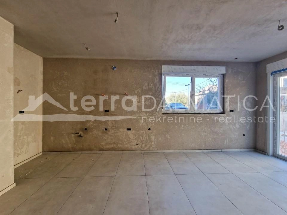 Brodarica, Apartment mit zwei Schlafzimmern und Garten in toller Lage